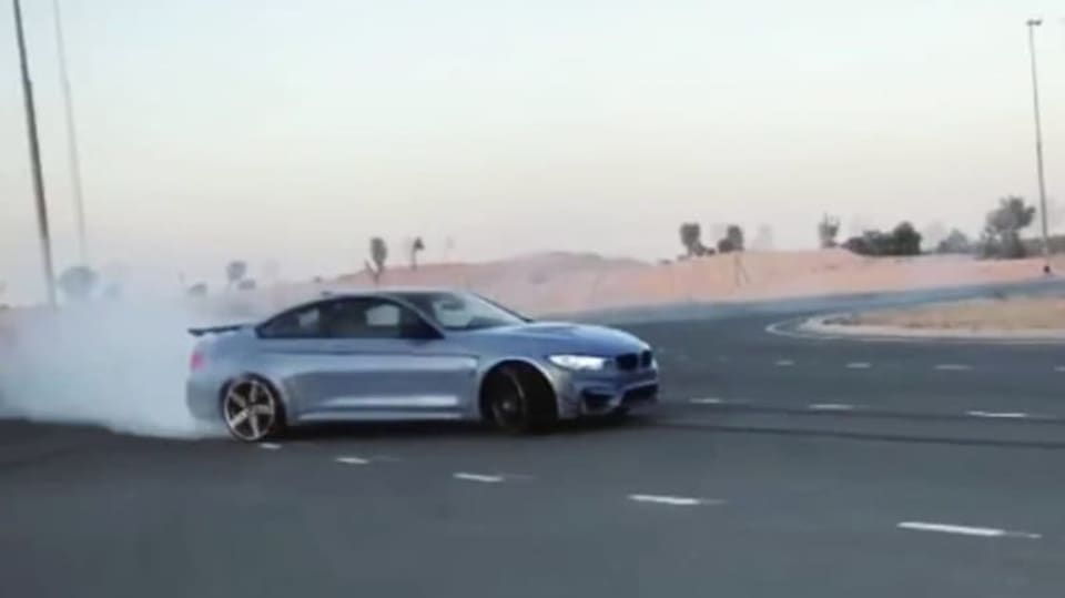 Šílení Arabové i přes vysoké tresty dál nebezpečně driftují